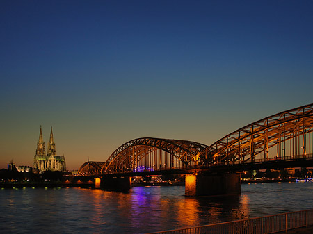 Kölner Dom hinter der Hohenzollernbrücke Fotos