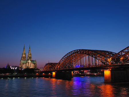 Kölner Dom hinter der Hohenzollernbrücke Foto 