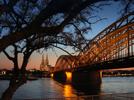 Kölner Dom hinter der Hohenzollernbrücke