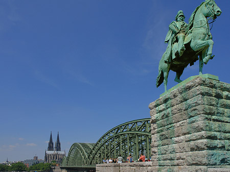 Reiterstatue vor dem Kölner Dom