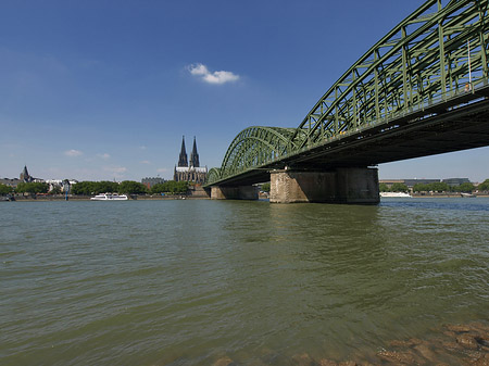 Schiff unter der Hohenzollernbrücke