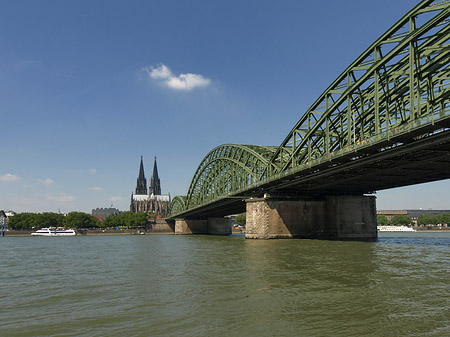 Foto Schiff unter der Hohenzollernbrücke - Köln