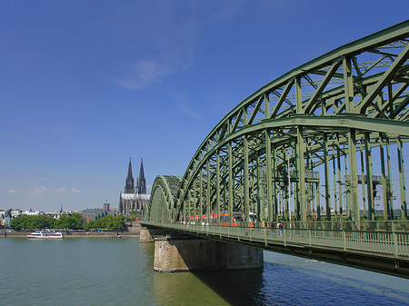 Fotos Zug fährt über die Hohenzollernbrücke