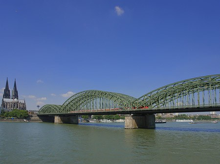 Fotos Zug fährt über die Hohenzollernbrücke