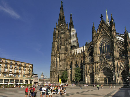 Kölner Dom mit Domhotel