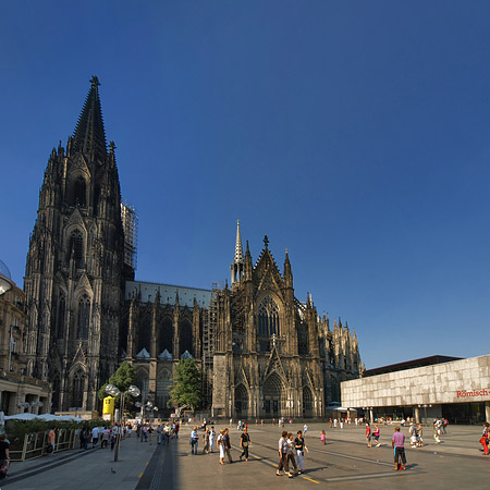 Fotos Touristen tummeln sich vor Kölner Dom