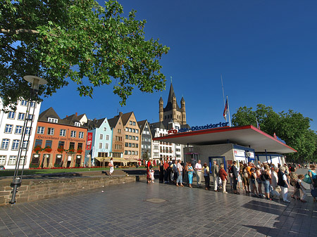 Schlange stehen für Köln-Düsseldorfer Foto 