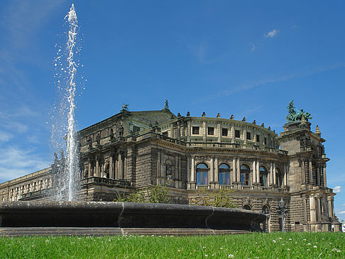 Semperoper mit Springbrunnen Fotos